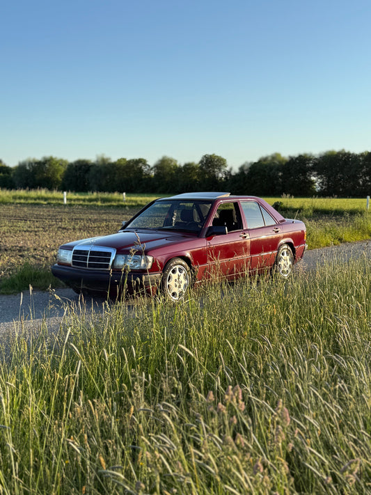Mercedes 190E – Klassiker-Glanz für Exterieur & Interieur